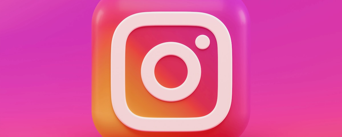 Social media marketing apps and engagement analytics on mobile devices